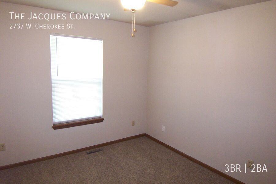 2737 W Cherokee St - Photo 3 of 14