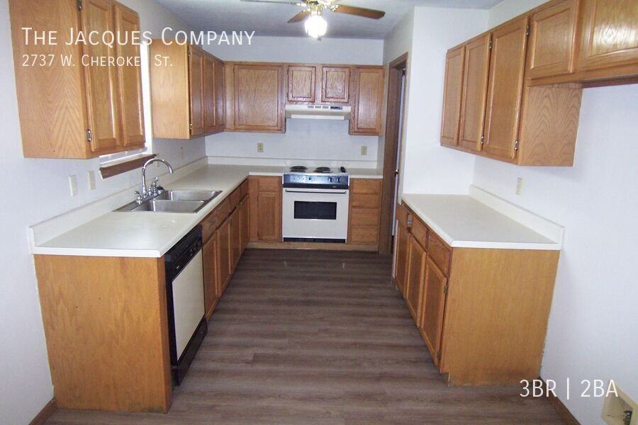 2737 W Cherokee St - Photo 6 of 14