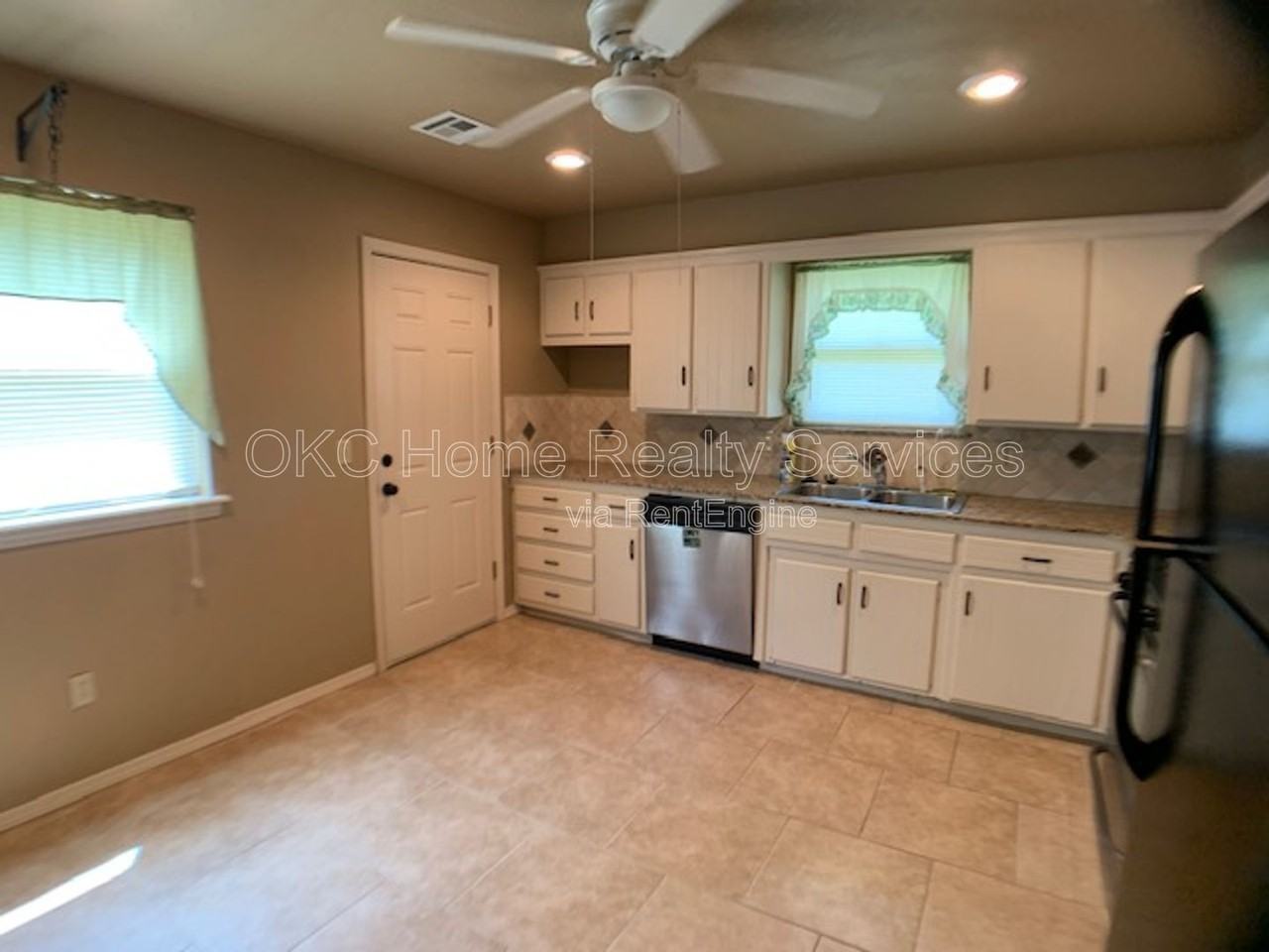 5809 Nw 62nd St - Photo 4 of 19