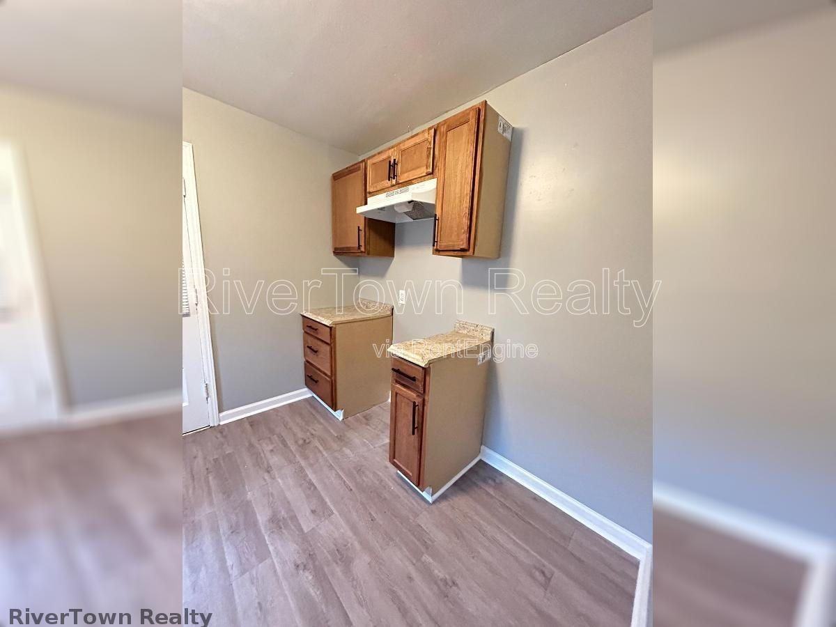 1048 Maria St - Photo 3 of 13