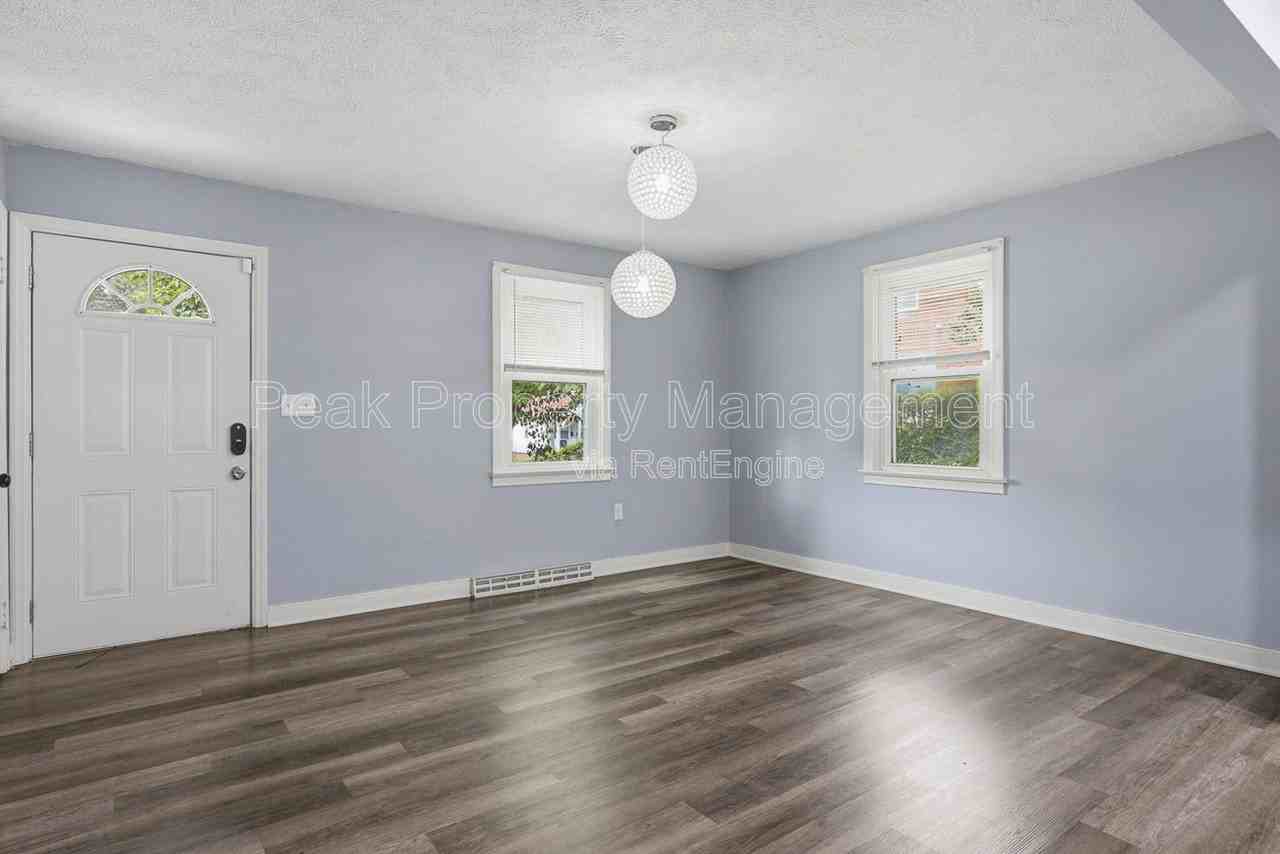 421 St Luke St - Photo 3 of 18