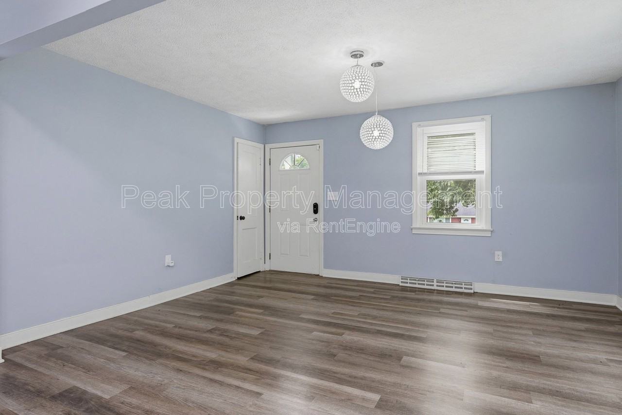 421 St Luke St - Photo 4 of 18