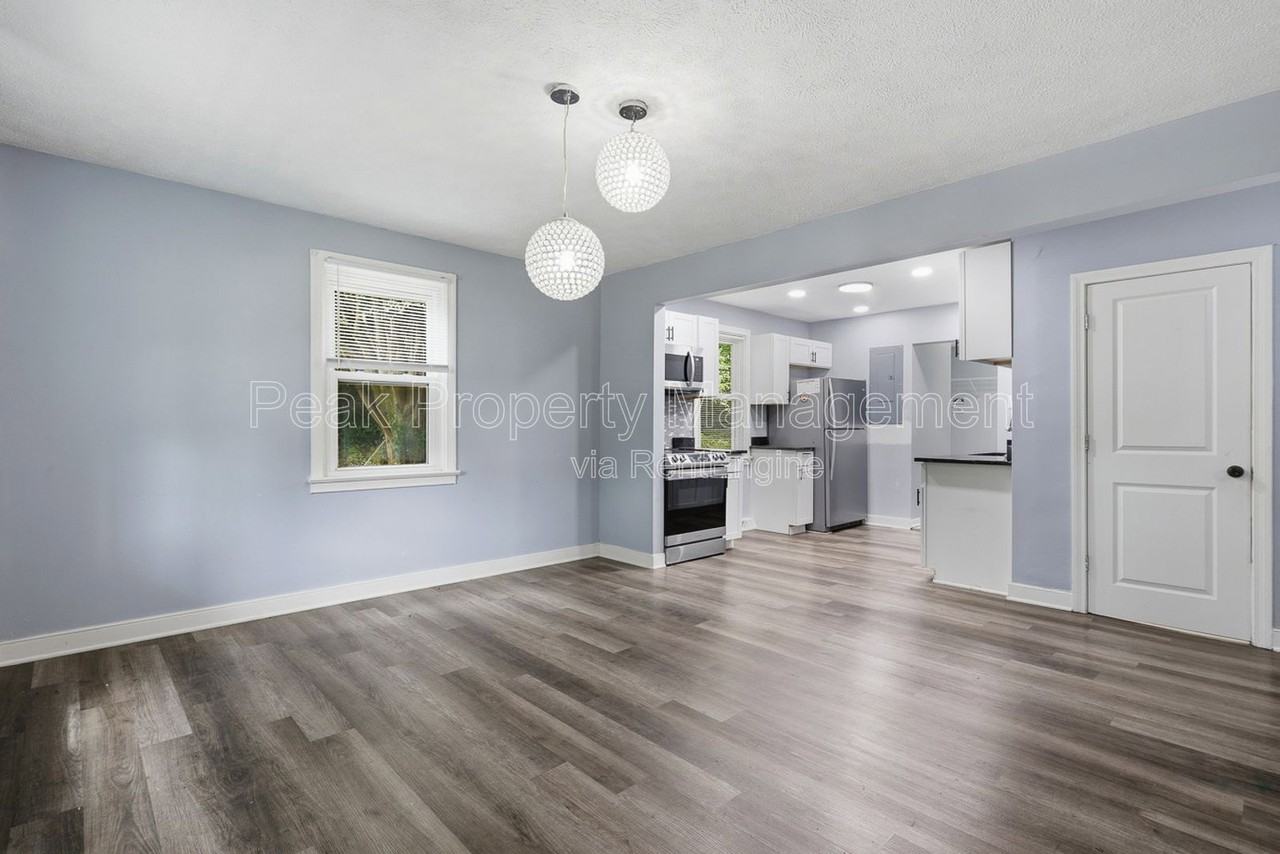 421 St Luke St - Photo 5 of 18