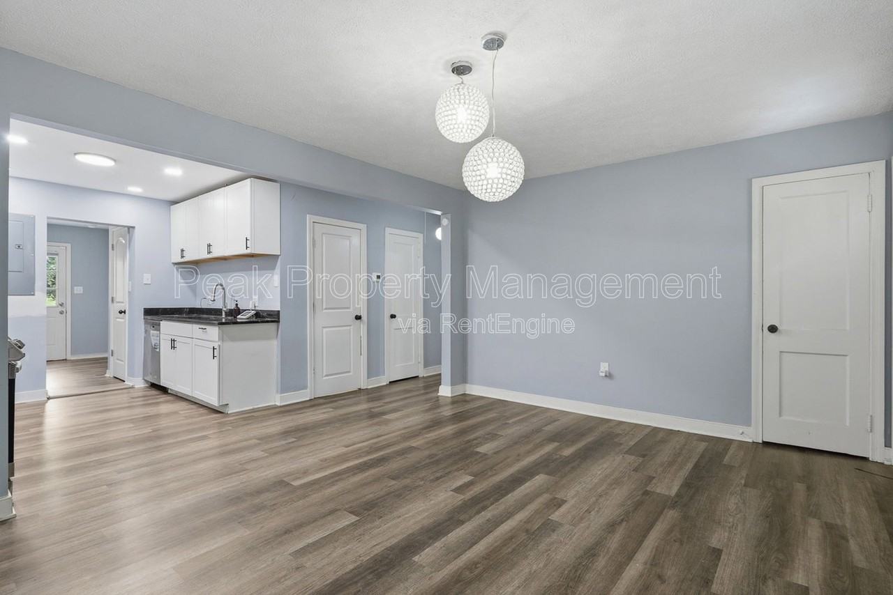 421 St Luke St - Photo 6 of 18