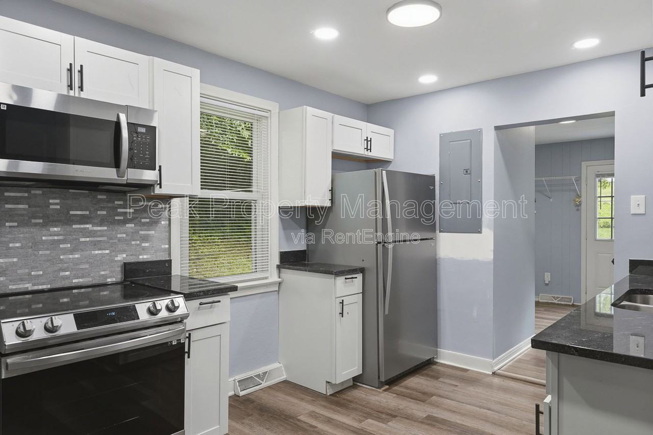 421 St Luke St - Photo 7 of 18