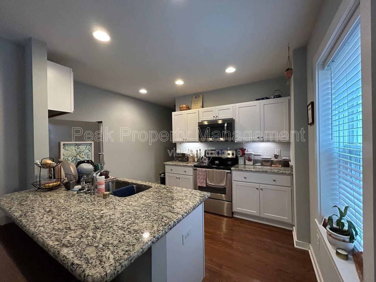 617 N 32nd St #B - Photo 2 of 9
