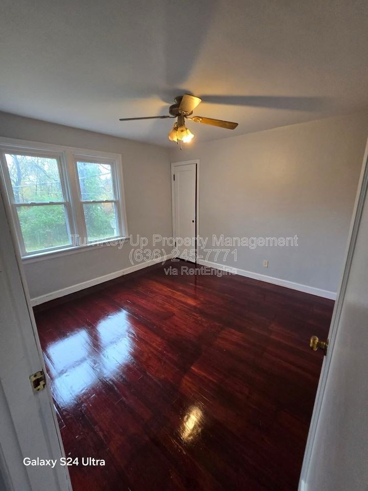 910 Disco Dr - Photo 2 of 10