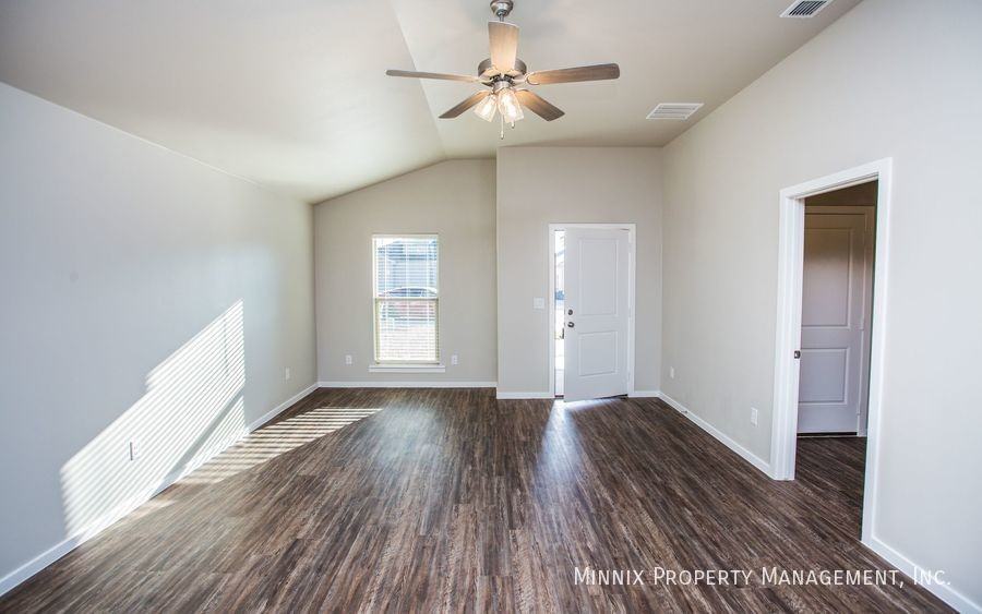 2027 Kenwood Ave - Photo 7 of 35