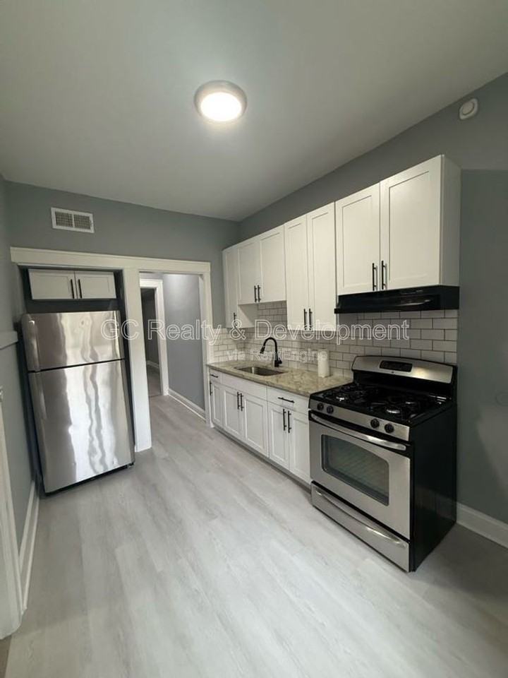 4326 S Michigan Ave #1N - Photo 4 of 12