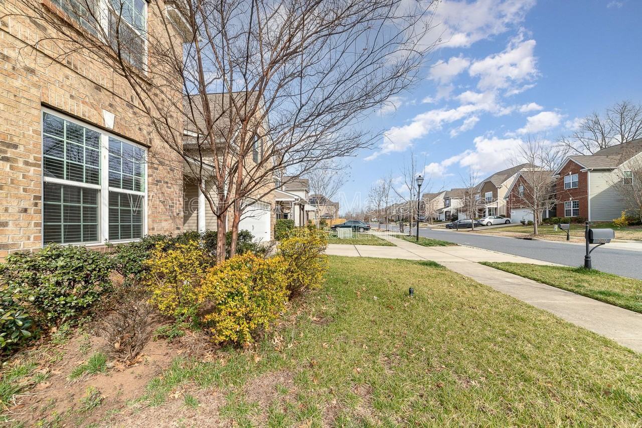 7922 Kelburn Ln - Photo 2 of 42