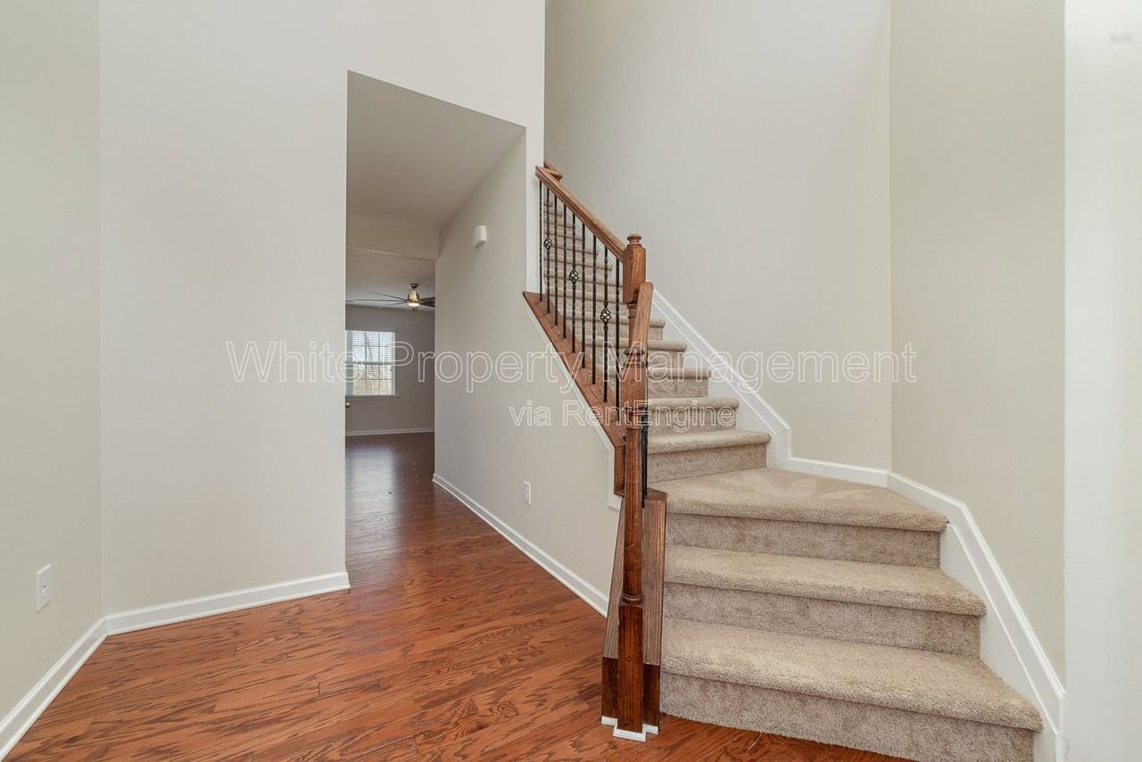 7922 Kelburn Ln - Photo 6 of 42