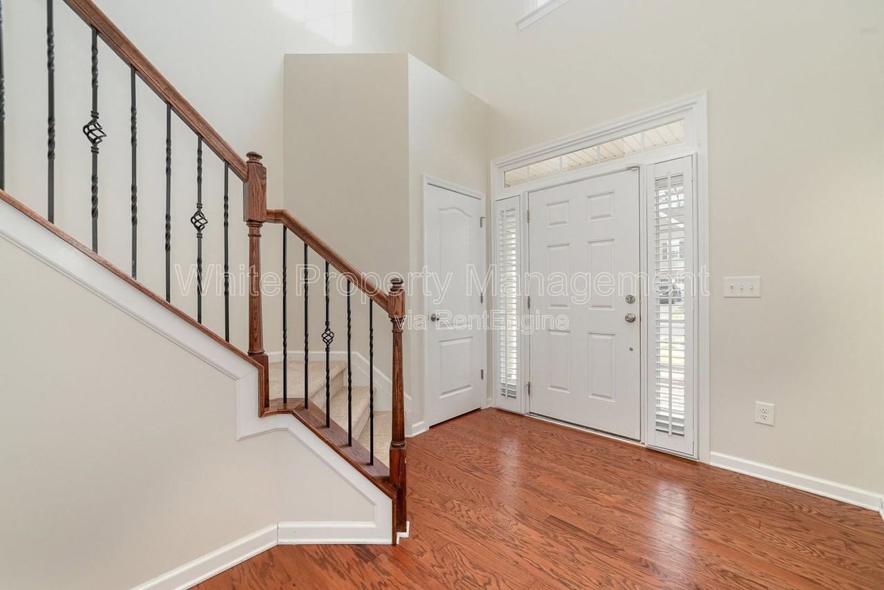 7922 Kelburn Ln - Photo 7 of 42