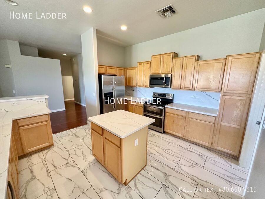 244 W Merrill Ave - Photo 3 of 25