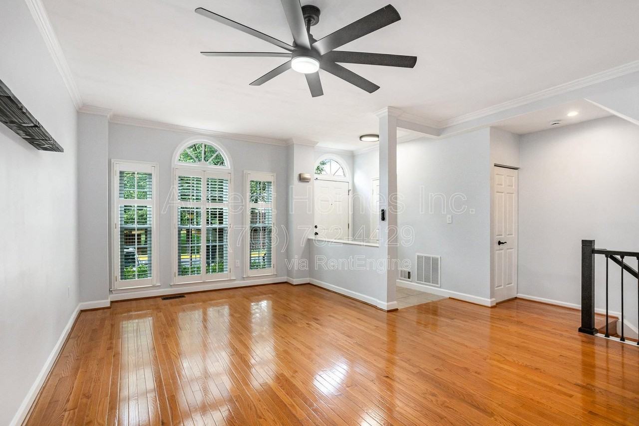 6107 Summer Park Ln - Photo 2 of 33