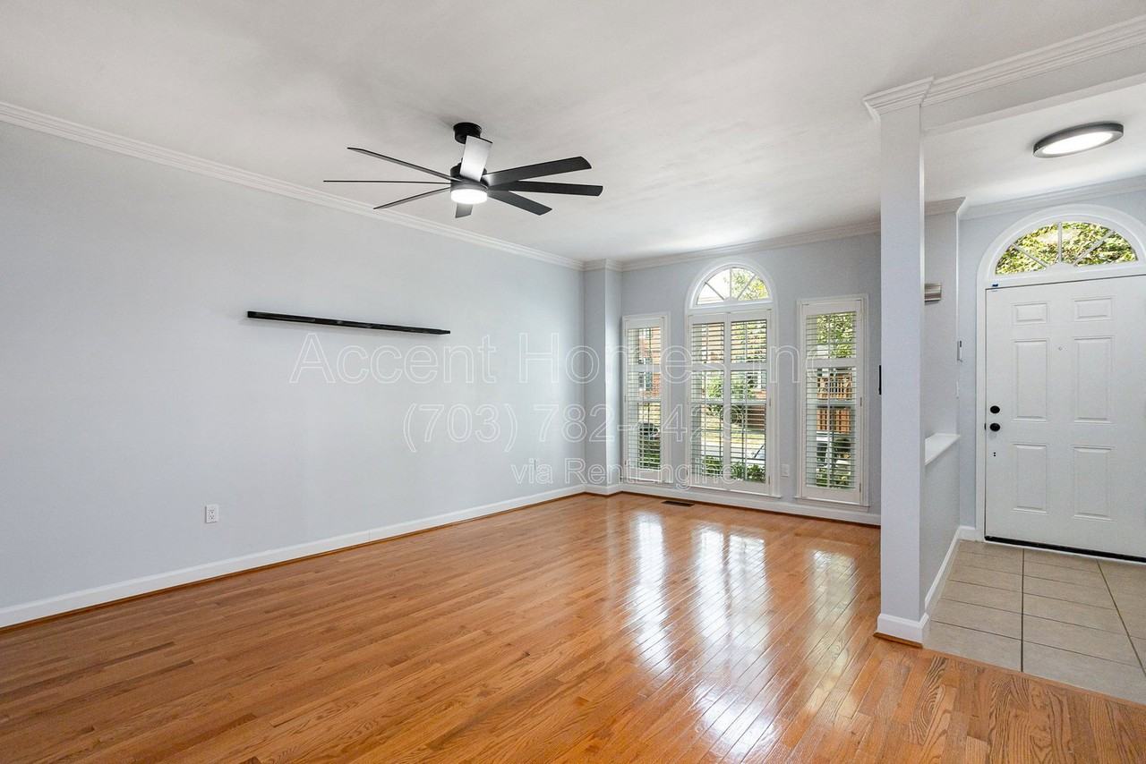 6107 Summer Park Ln - Photo 3 of 33