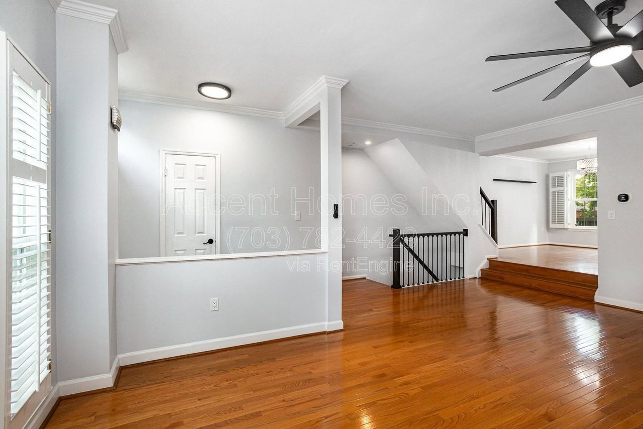 6107 Summer Park Ln - Photo 4 of 33