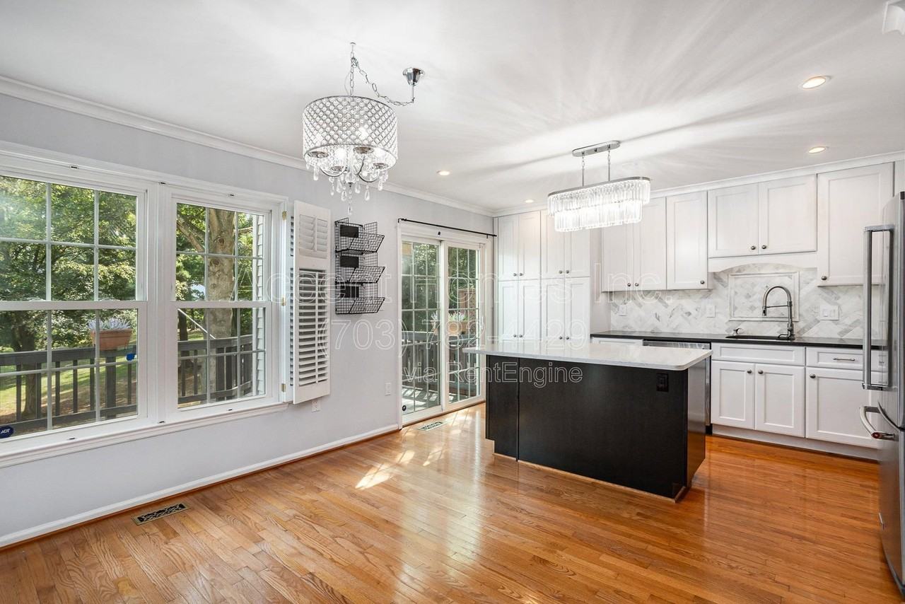 6107 Summer Park Ln - Photo 5 of 33