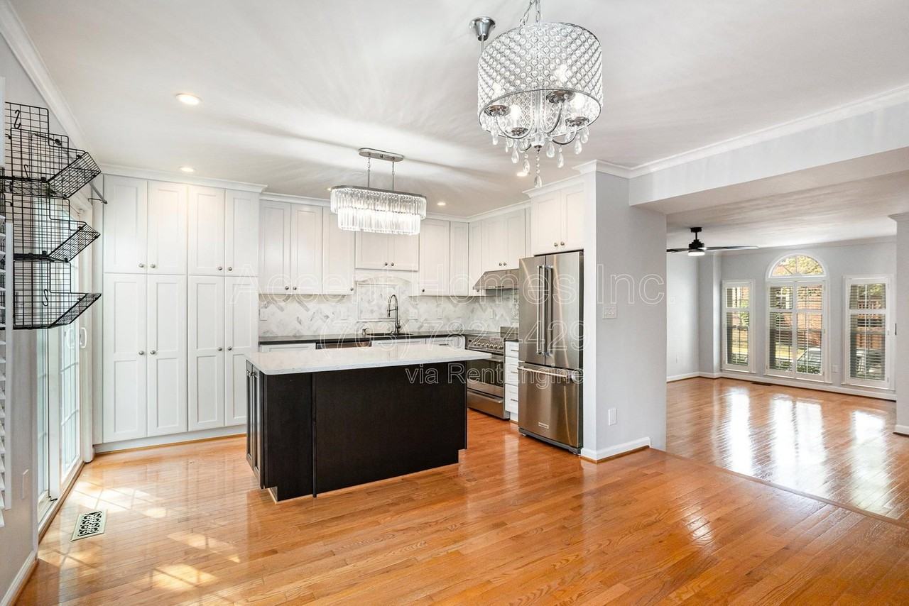 6107 Summer Park Ln - Photo 6 of 33