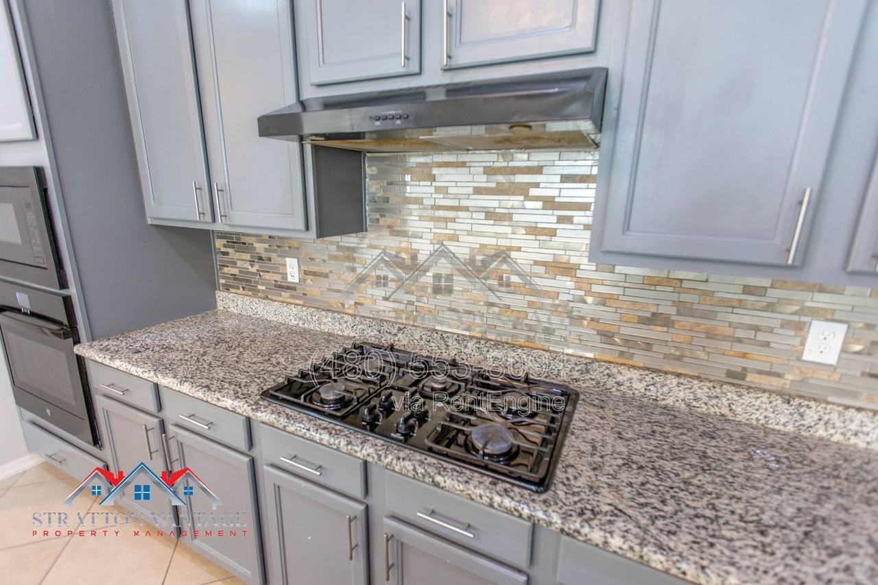 15244 W Moreland St - Photo 6 of 42