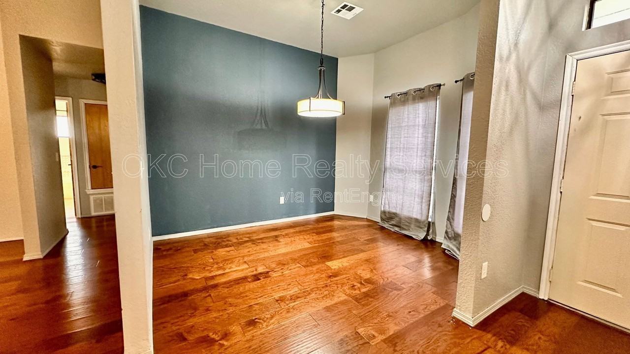 2617 Amy Ct - Photo 3 of 32