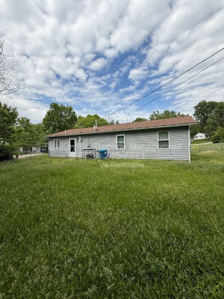 1202 Laredo Ave - Photo 4 of 19