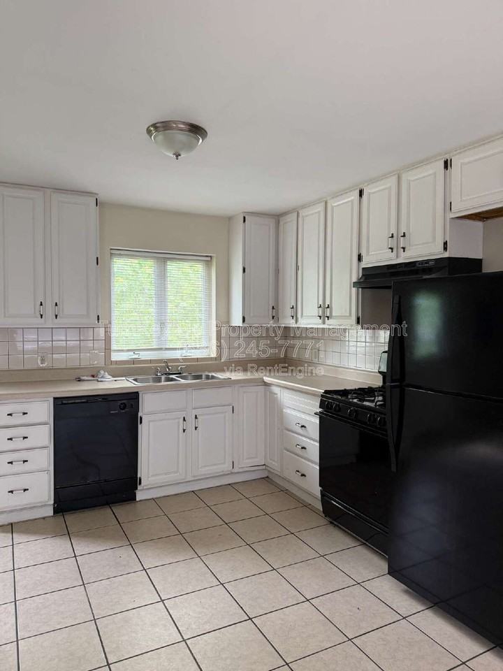 1202 Laredo Ave - Photo 7 of 19