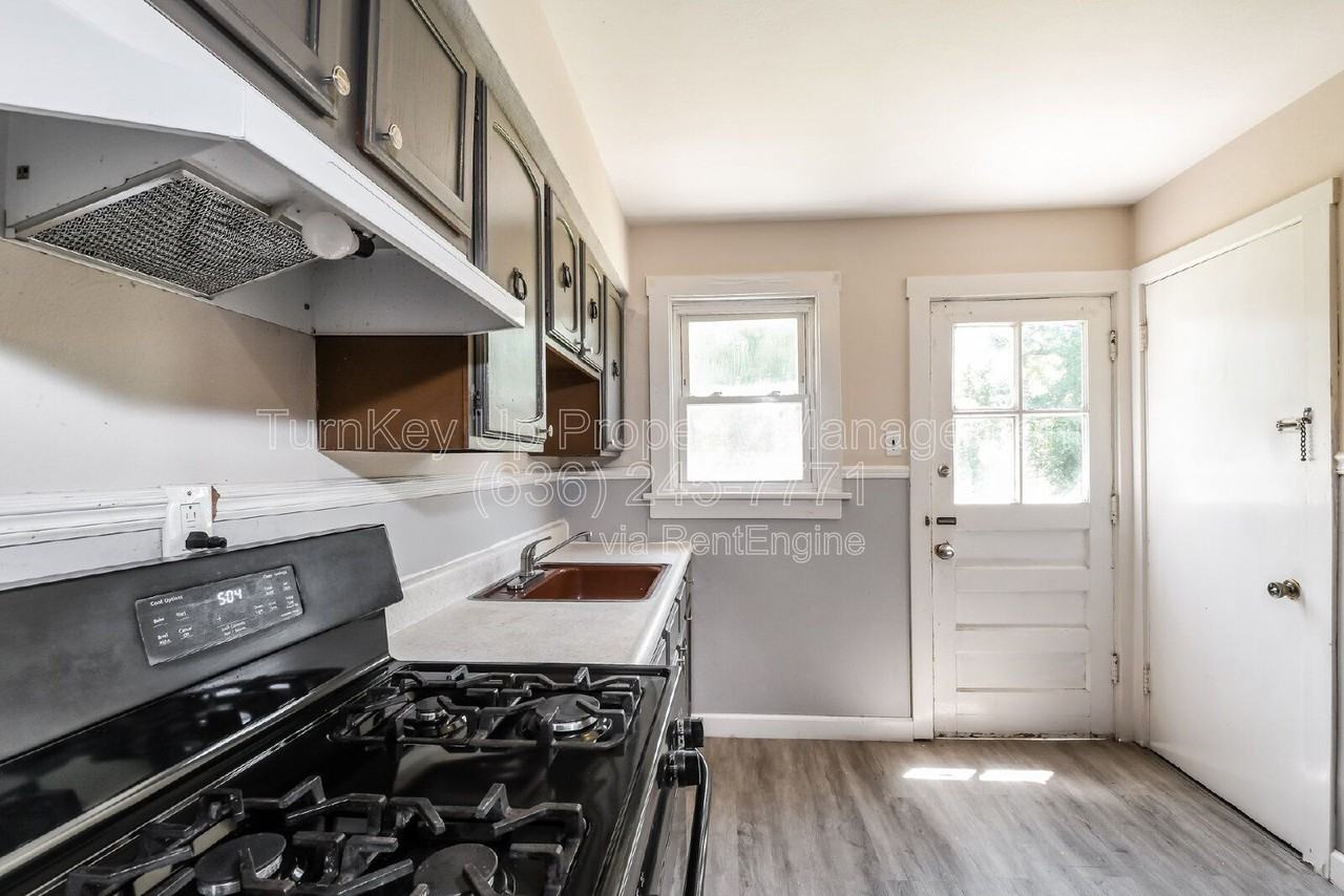 422 Plaza Ave - Photo 7 of 22