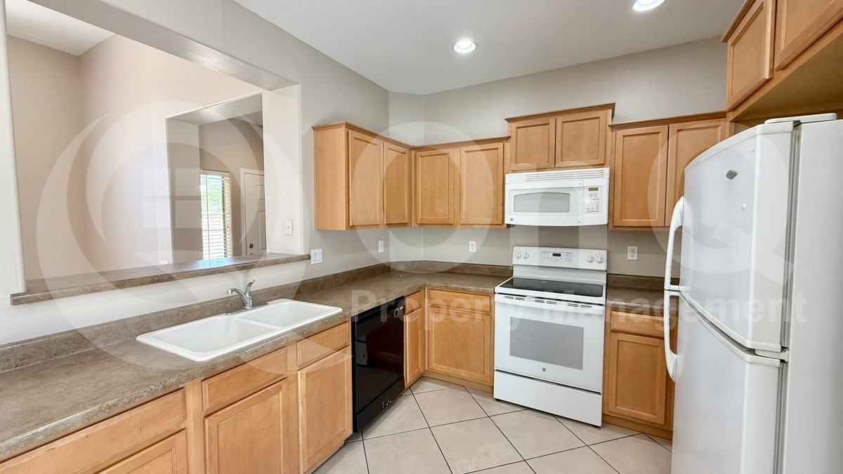 8306 W Sheridan St - Photo 5 of 17