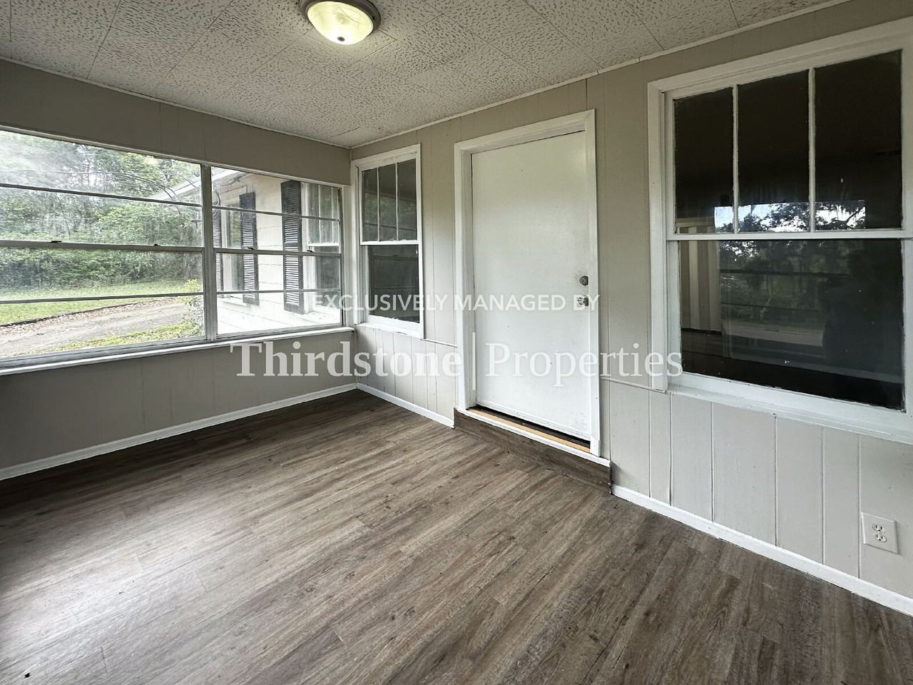 6965 Lorain St - Photo 4 of 30