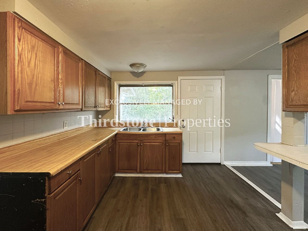 6965 Lorain St - Photo 5 of 30