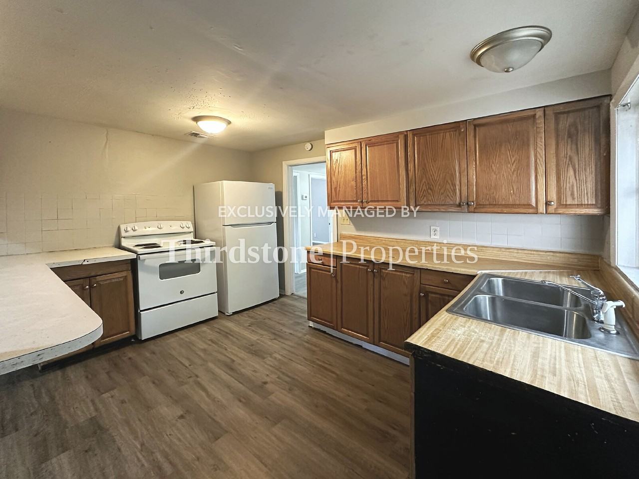 6965 Lorain St - Photo 7 of 30