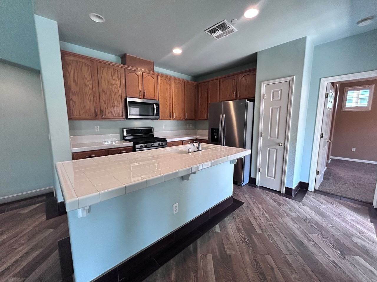 201 Ferry Cir - Photo 3 of 17
