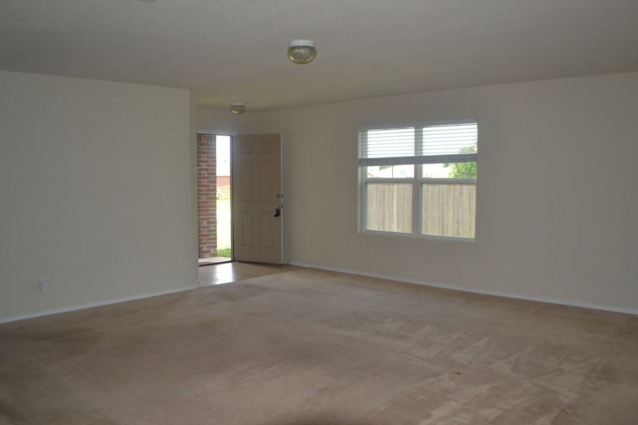 1305 Swan Ridge Dr - Photo 3 of 12