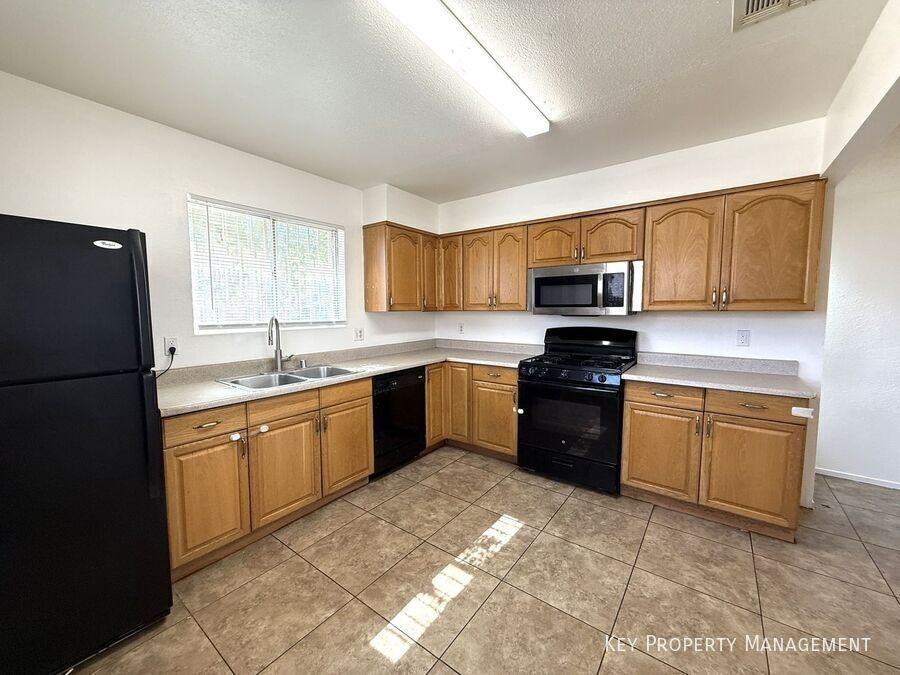 2220 La Sombra St - Photo 5 of 22