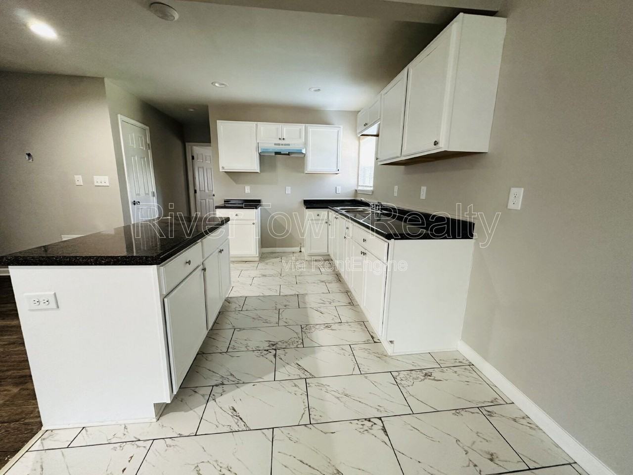 252 N Hollywood St - Photo 3 of 14