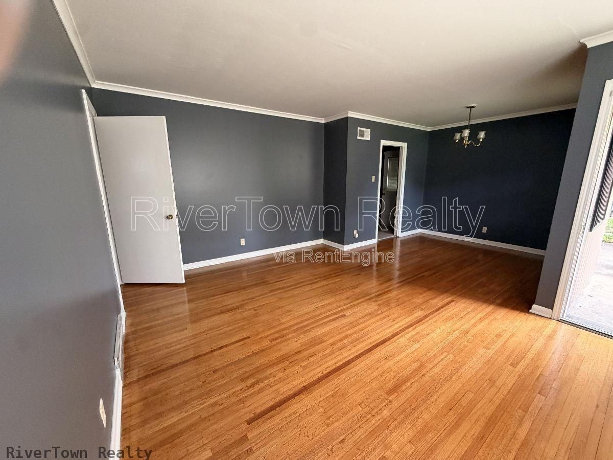 1517 Baxter Ave - Photo 4 of 13