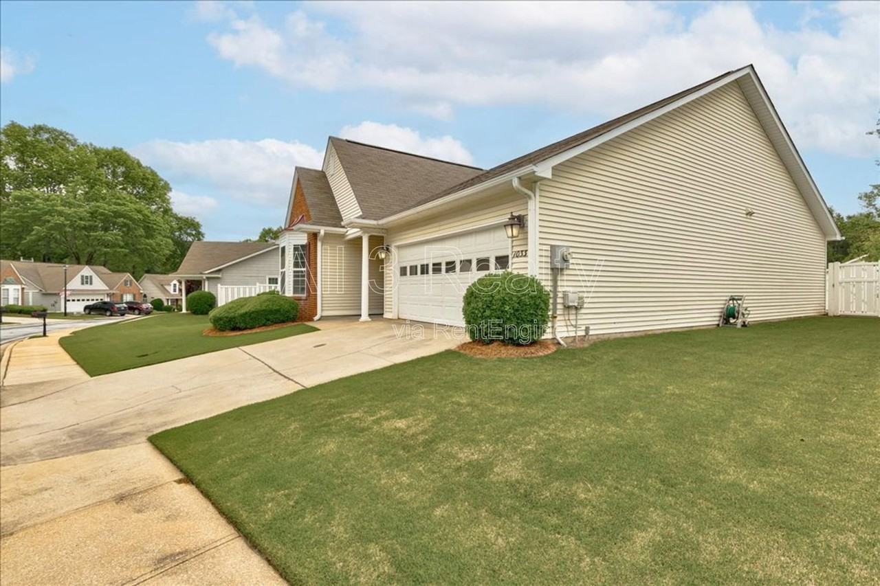 1033 Pinehurst Dr - Photo 3 of 47