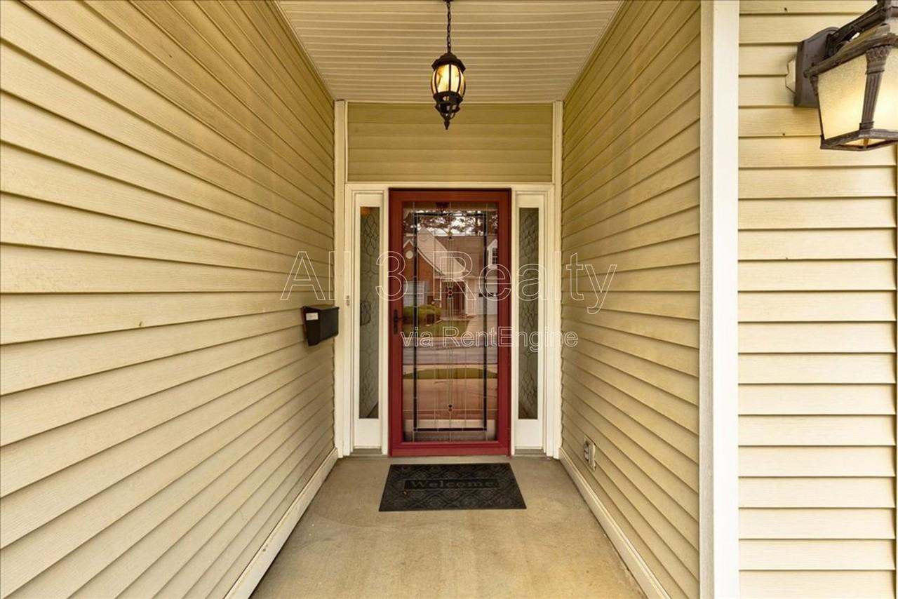 1033 Pinehurst Dr - Photo 5 of 47