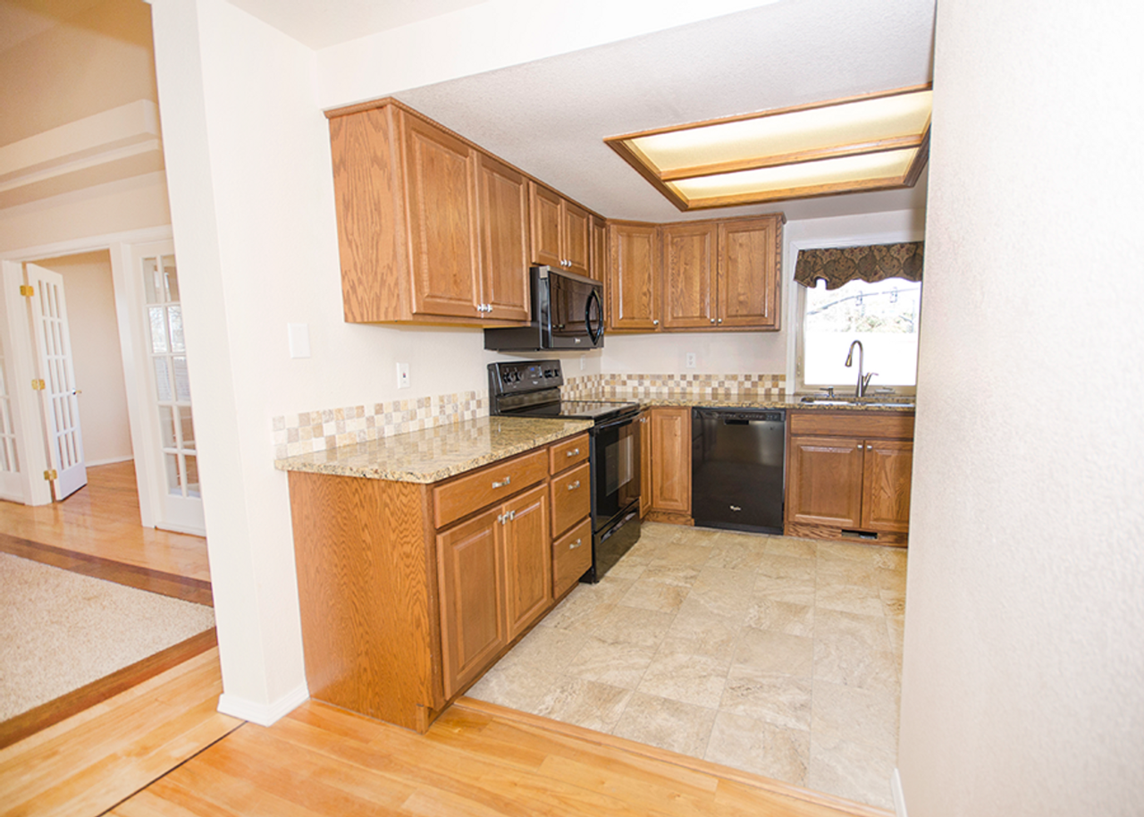 5513 N Creswell Ave - Photo 5 of 17