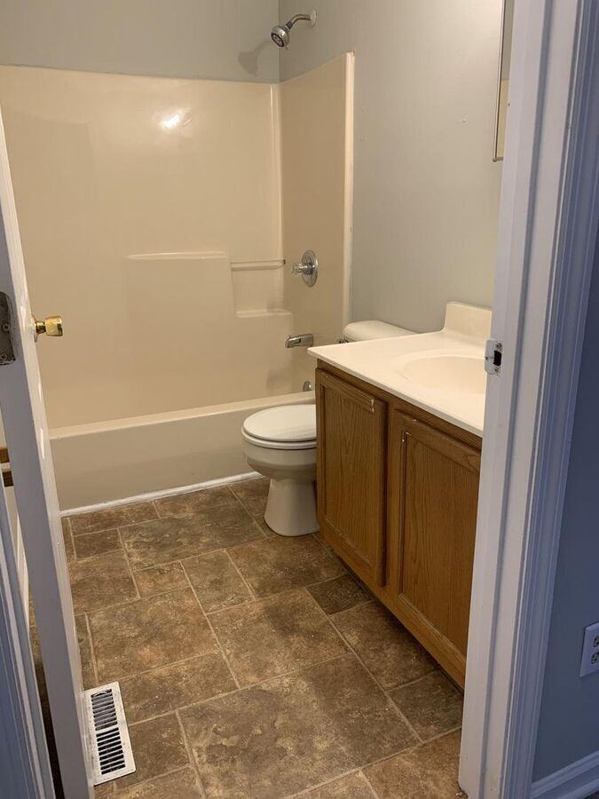 100 Floyd Ct - Photo 3 of 11