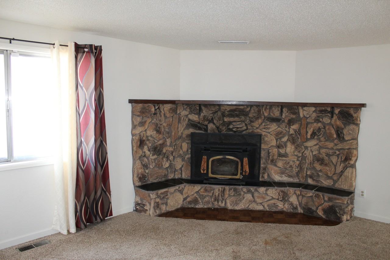 4615 Maplewood Ct - Photo 2 of 17