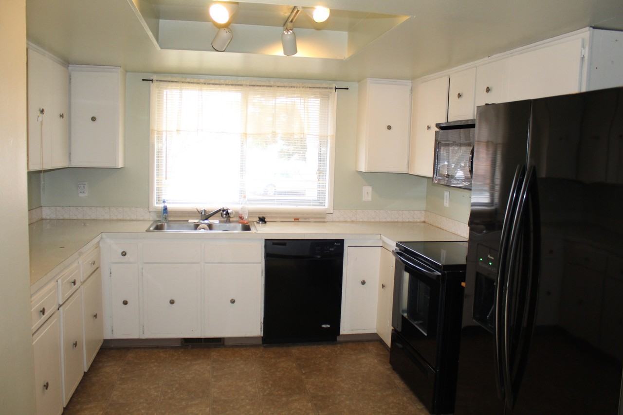 4615 Maplewood Ct - Photo 3 of 17