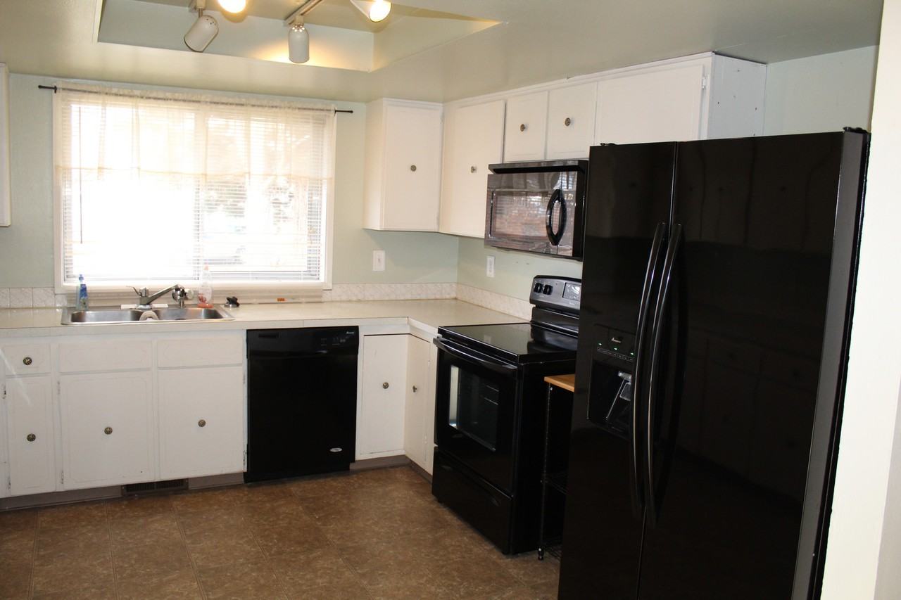4615 Maplewood Ct - Photo 4 of 17