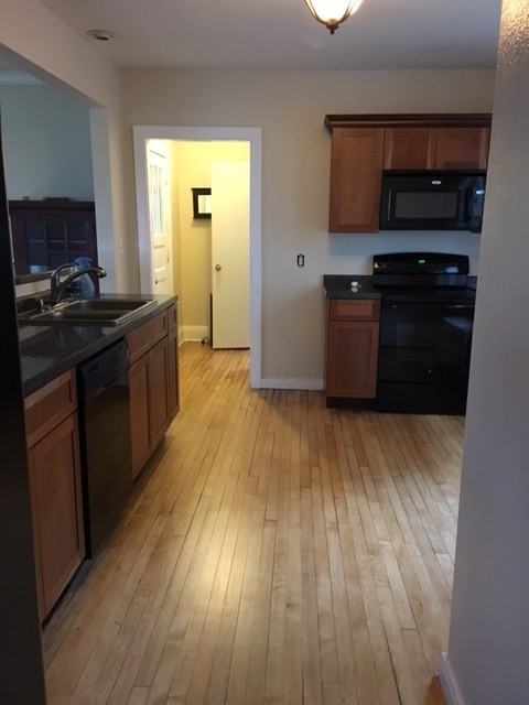 923 E 8th St - Photo 3 of 10