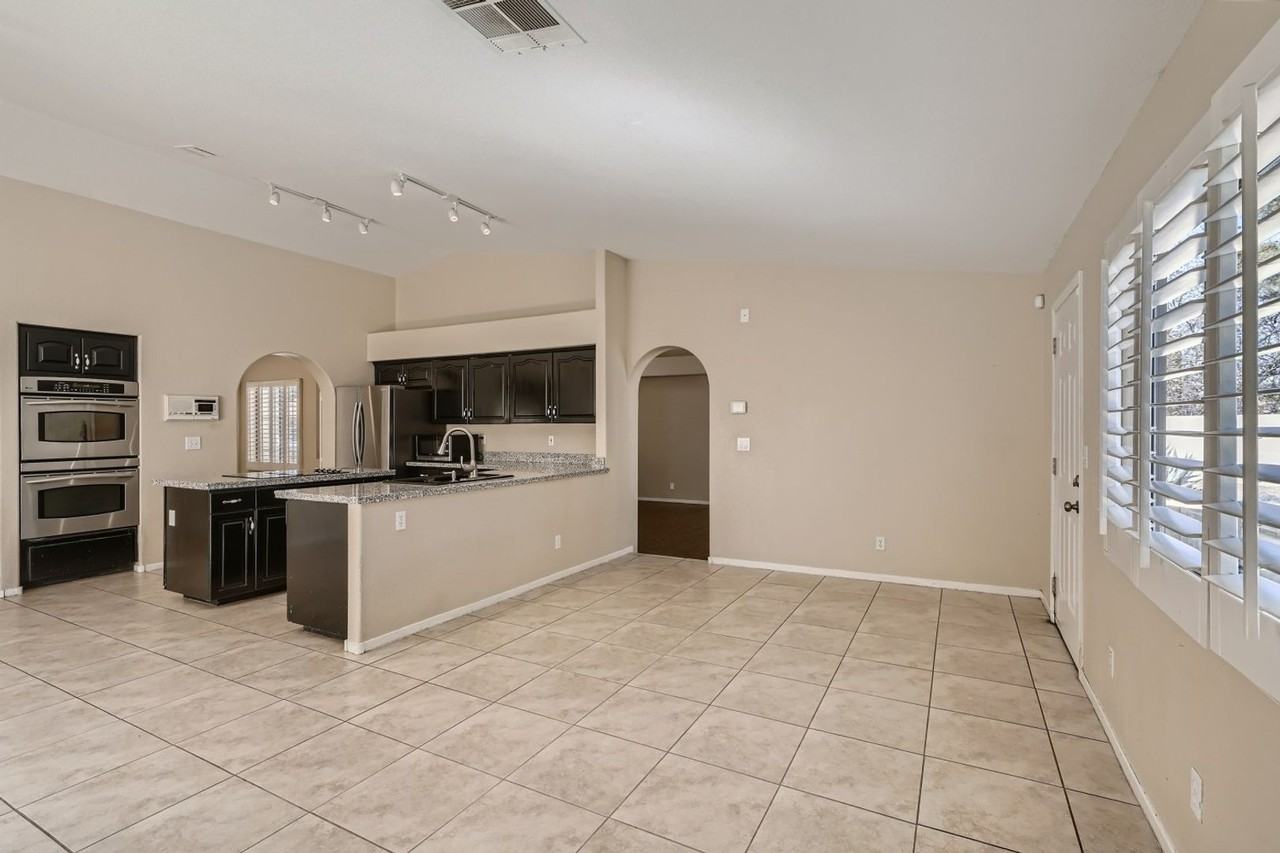 2224 Bear Valley St - Photo 3 of 34