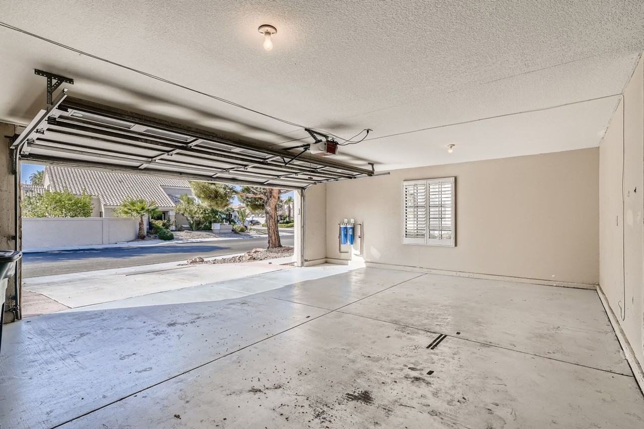 2224 Bear Valley St - Photo 5 of 34