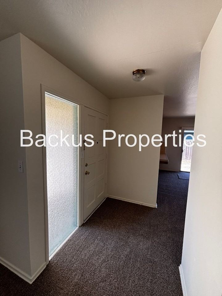 790 Fairfax Dr - Photo 4 of 26