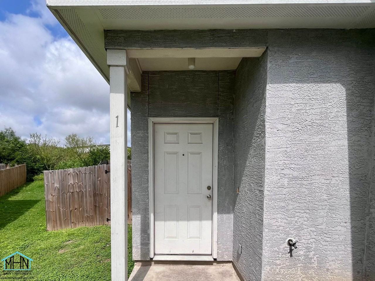 5807 Golf Bnd #1 - Photo 3 of 17