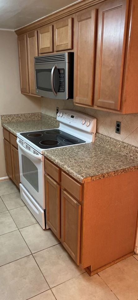 1324 Sierra Dr - Photo 4 of 17