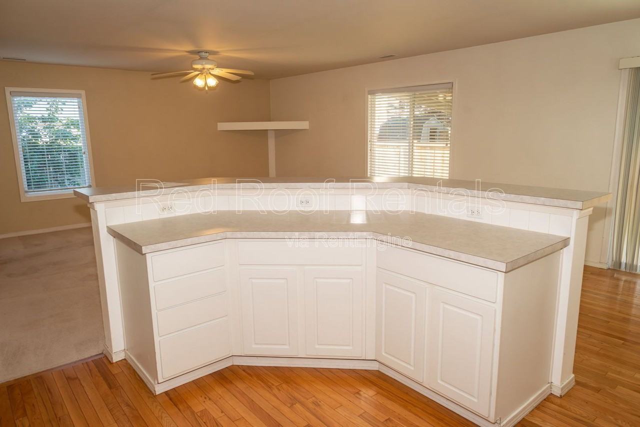 12922 158th Street Ct E - Photo 6 of 36